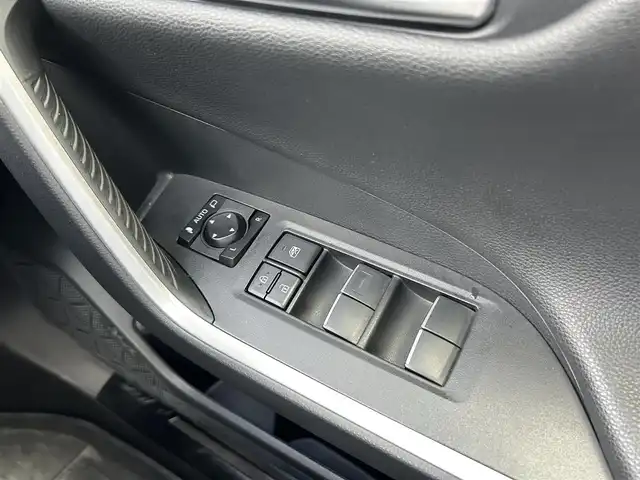 トヨタ ＲＡＶ４ G 愛媛県 2021(令3)年 3.1万km ホワイトパールクリスタルシャイン パノラマムーンルーフ/純正９インチディスプレイオーディオ(ナビ機能有)/・FM/AMラジオ/・Bluetooth/・AppleCarPlay/AndroidAuto/・USB/フルセグTV/パノラミックビューモニター/ビルトインETC/ダイナミックトルクコントロール4WD/プッシュ式マルチテレインセレクト/トヨタセーフティセンス/・プリクラッシュセーフティ/・レーントレーシングアシストポート/・レーダークルーズコントロール/・オートマチックハイビーム/・ロードサインアシスト/先行車発進お知らせ機能/インテリジェントクリアランスソナー/リアクロストラフィックオートブレーキ/ブラインドスポットモニター/パワーバックドア/３灯式LEDヘッドランプ/純正１８インチアルミホイール/ルーフレール/自動防眩インナーミラー/合皮シート/パワーシート【運転席】/快適温熱シート【運転席/助手席】/ステアリングヒーター/スマートエントリー/スタートシステム/取扱説明書/スペアキー１本