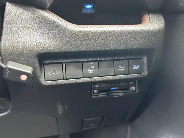 トヨタ ＲＡＶ４ G 愛媛県 2021(令3)年 3.1万km ホワイトパールクリスタルシャイン パノラマムーンルーフ/純正９インチディスプレイオーディオ(ナビ機能有)/・FM/AMラジオ/・Bluetooth/・AppleCarPlay/AndroidAuto/・USB/フルセグTV/パノラミックビューモニター/ビルトインETC/ダイナミックトルクコントロール4WD/プッシュ式マルチテレインセレクト/トヨタセーフティセンス/・プリクラッシュセーフティ/・レーントレーシングアシストポート/・レーダークルーズコントロール/・オートマチックハイビーム/・ロードサインアシスト/先行車発進お知らせ機能/インテリジェントクリアランスソナー/リアクロストラフィックオートブレーキ/ブラインドスポットモニター/パワーバックドア/３灯式LEDヘッドランプ/純正１８インチアルミホイール/ルーフレール/自動防眩インナーミラー/合皮シート/パワーシート【運転席】/快適温熱シート【運転席/助手席】/ステアリングヒーター/スマートエントリー/スタートシステム/取扱説明書/スペアキー１本