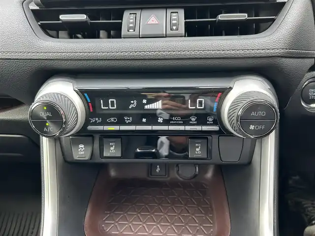 トヨタ ＲＡＶ４ G 愛媛県 2021(令3)年 3.1万km ホワイトパールクリスタルシャイン パノラマムーンルーフ/純正９インチディスプレイオーディオ(ナビ機能有)/・FM/AMラジオ/・Bluetooth/・AppleCarPlay/AndroidAuto/・USB/フルセグTV/パノラミックビューモニター/ビルトインETC/ダイナミックトルクコントロール4WD/プッシュ式マルチテレインセレクト/トヨタセーフティセンス/・プリクラッシュセーフティ/・レーントレーシングアシストポート/・レーダークルーズコントロール/・オートマチックハイビーム/・ロードサインアシスト/先行車発進お知らせ機能/インテリジェントクリアランスソナー/リアクロストラフィックオートブレーキ/ブラインドスポットモニター/パワーバックドア/３灯式LEDヘッドランプ/純正１８インチアルミホイール/ルーフレール/自動防眩インナーミラー/合皮シート/パワーシート【運転席】/快適温熱シート【運転席/助手席】/ステアリングヒーター/スマートエントリー/スタートシステム/取扱説明書/スペアキー１本