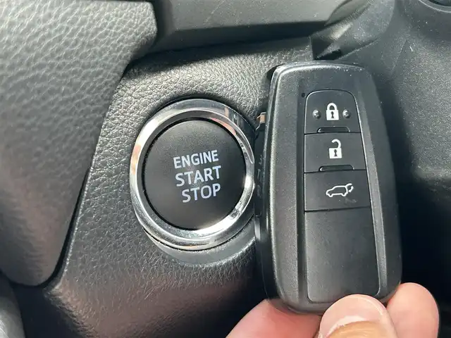 トヨタ ＲＡＶ４ G 愛媛県 2021(令3)年 3.1万km ホワイトパールクリスタルシャイン パノラマムーンルーフ/純正９インチディスプレイオーディオ(ナビ機能有)/・FM/AMラジオ/・Bluetooth/・AppleCarPlay/AndroidAuto/・USB/フルセグTV/パノラミックビューモニター/ビルトインETC/ダイナミックトルクコントロール4WD/プッシュ式マルチテレインセレクト/トヨタセーフティセンス/・プリクラッシュセーフティ/・レーントレーシングアシストポート/・レーダークルーズコントロール/・オートマチックハイビーム/・ロードサインアシスト/先行車発進お知らせ機能/インテリジェントクリアランスソナー/リアクロストラフィックオートブレーキ/ブラインドスポットモニター/パワーバックドア/３灯式LEDヘッドランプ/純正１８インチアルミホイール/ルーフレール/自動防眩インナーミラー/合皮シート/パワーシート【運転席】/快適温熱シート【運転席/助手席】/ステアリングヒーター/スマートエントリー/スタートシステム/取扱説明書/スペアキー１本