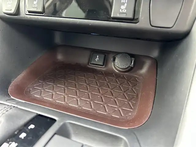 トヨタ ＲＡＶ４ G 愛媛県 2021(令3)年 3.1万km ホワイトパールクリスタルシャイン パノラマムーンルーフ/純正９インチディスプレイオーディオ(ナビ機能有)/・FM/AMラジオ/・Bluetooth/・AppleCarPlay/AndroidAuto/・USB/フルセグTV/パノラミックビューモニター/ビルトインETC/ダイナミックトルクコントロール4WD/プッシュ式マルチテレインセレクト/トヨタセーフティセンス/・プリクラッシュセーフティ/・レーントレーシングアシストポート/・レーダークルーズコントロール/・オートマチックハイビーム/・ロードサインアシスト/先行車発進お知らせ機能/インテリジェントクリアランスソナー/リアクロストラフィックオートブレーキ/ブラインドスポットモニター/パワーバックドア/３灯式LEDヘッドランプ/純正１８インチアルミホイール/ルーフレール/自動防眩インナーミラー/合皮シート/パワーシート【運転席】/快適温熱シート【運転席/助手席】/ステアリングヒーター/スマートエントリー/スタートシステム/取扱説明書/スペアキー１本