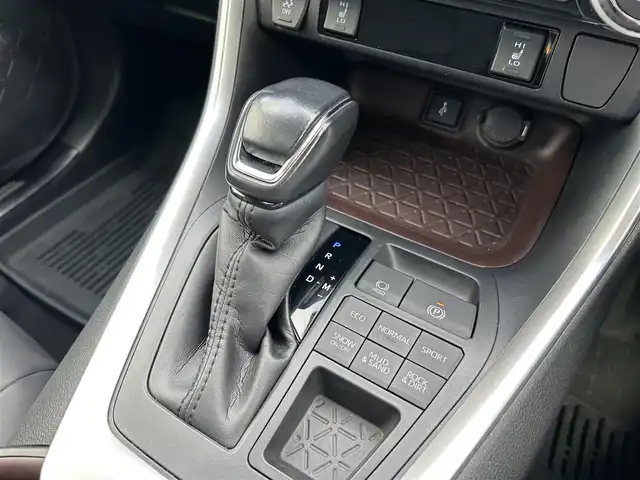 トヨタ ＲＡＶ４ G 愛媛県 2021(令3)年 3.1万km ホワイトパールクリスタルシャイン パノラマムーンルーフ/純正９インチディスプレイオーディオ(ナビ機能有)/・FM/AMラジオ/・Bluetooth/・AppleCarPlay/AndroidAuto/・USB/フルセグTV/パノラミックビューモニター/ビルトインETC/ダイナミックトルクコントロール4WD/プッシュ式マルチテレインセレクト/トヨタセーフティセンス/・プリクラッシュセーフティ/・レーントレーシングアシストポート/・レーダークルーズコントロール/・オートマチックハイビーム/・ロードサインアシスト/先行車発進お知らせ機能/インテリジェントクリアランスソナー/リアクロストラフィックオートブレーキ/ブラインドスポットモニター/パワーバックドア/３灯式LEDヘッドランプ/純正１８インチアルミホイール/ルーフレール/自動防眩インナーミラー/合皮シート/パワーシート【運転席】/快適温熱シート【運転席/助手席】/ステアリングヒーター/スマートエントリー/スタートシステム/取扱説明書/スペアキー１本