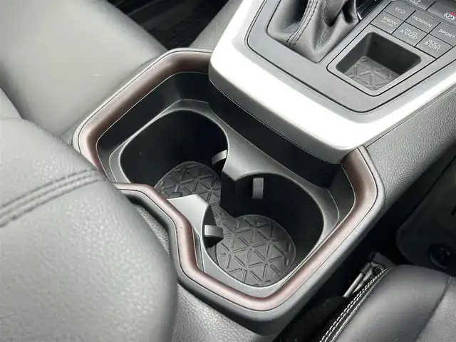 トヨタ ＲＡＶ４ G 愛媛県 2021(令3)年 3.1万km ホワイトパールクリスタルシャイン パノラマムーンルーフ/純正９インチディスプレイオーディオ(ナビ機能有)/・FM/AMラジオ/・Bluetooth/・AppleCarPlay/AndroidAuto/・USB/フルセグTV/パノラミックビューモニター/ビルトインETC/ダイナミックトルクコントロール4WD/プッシュ式マルチテレインセレクト/トヨタセーフティセンス/・プリクラッシュセーフティ/・レーントレーシングアシストポート/・レーダークルーズコントロール/・オートマチックハイビーム/・ロードサインアシスト/先行車発進お知らせ機能/インテリジェントクリアランスソナー/リアクロストラフィックオートブレーキ/ブラインドスポットモニター/パワーバックドア/３灯式LEDヘッドランプ/純正１８インチアルミホイール/ルーフレール/自動防眩インナーミラー/合皮シート/パワーシート【運転席】/快適温熱シート【運転席/助手席】/ステアリングヒーター/スマートエントリー/スタートシステム/取扱説明書/スペアキー１本
