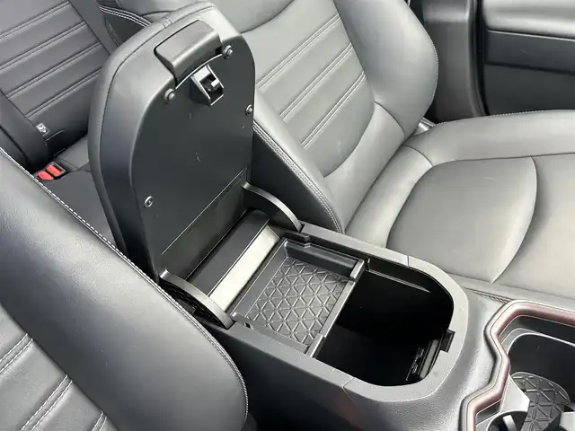 トヨタ ＲＡＶ４ G 愛媛県 2021(令3)年 3.1万km ホワイトパールクリスタルシャイン パノラマムーンルーフ/純正９インチディスプレイオーディオ(ナビ機能有)/・FM/AMラジオ/・Bluetooth/・AppleCarPlay/AndroidAuto/・USB/フルセグTV/パノラミックビューモニター/ビルトインETC/ダイナミックトルクコントロール4WD/プッシュ式マルチテレインセレクト/トヨタセーフティセンス/・プリクラッシュセーフティ/・レーントレーシングアシストポート/・レーダークルーズコントロール/・オートマチックハイビーム/・ロードサインアシスト/先行車発進お知らせ機能/インテリジェントクリアランスソナー/リアクロストラフィックオートブレーキ/ブラインドスポットモニター/パワーバックドア/３灯式LEDヘッドランプ/純正１８インチアルミホイール/ルーフレール/自動防眩インナーミラー/合皮シート/パワーシート【運転席】/快適温熱シート【運転席/助手席】/ステアリングヒーター/スマートエントリー/スタートシステム/取扱説明書/スペアキー１本