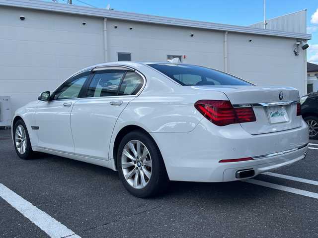 ＢＭＷ ７４０ｉ 740i 三重県 2015(平27)年 10.5万km アルピンホワイトⅢ 登録時104969km/禁煙車/メーカーオプションナビ/・フルセグ・Ｂｌｕｅｔｏｏｔｈ・CD/DVD・AUX・USB・AM/FM/サンルーフ/全席シートヒーター/前席ベンチレーション/前席メモリー機能付きパワーシート/パーキングアシスト/レーダークルーズコントロール/BSM//前後コーナーセンサー/レーンキープアシスト/バックカメラ/サイドカメラ/黒色レザーシート/LEDヘッドライト