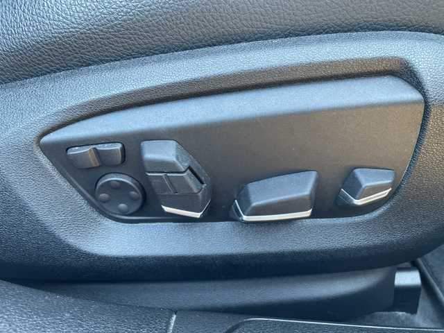 ＢＭＷ ７４０ｉ 740i 三重県 2015(平27)年 10.5万km アルピンホワイトⅢ 登録時104969km/禁煙車/メーカーオプションナビ/・フルセグ・Ｂｌｕｅｔｏｏｔｈ・CD/DVD・AUX・USB・AM/FM/サンルーフ/全席シートヒーター/前席ベンチレーション/前席メモリー機能付きパワーシート/パーキングアシスト/レーダークルーズコントロール/BSM//前後コーナーセンサー/レーンキープアシスト/バックカメラ/サイドカメラ/黒色レザーシート/LEDヘッドライト