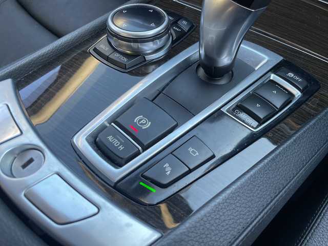 ＢＭＷ ７４０ｉ 740i 三重県 2015(平27)年 10.5万km アルピンホワイトⅢ 登録時104969km/禁煙車/メーカーオプションナビ/・フルセグ・Ｂｌｕｅｔｏｏｔｈ・CD/DVD・AUX・USB・AM/FM/サンルーフ/全席シートヒーター/前席ベンチレーション/前席メモリー機能付きパワーシート/パーキングアシスト/レーダークルーズコントロール/BSM//前後コーナーセンサー/レーンキープアシスト/バックカメラ/サイドカメラ/黒色レザーシート/LEDヘッドライト