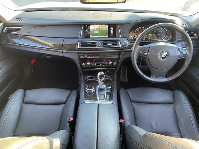 ＢＭＷ ７４０ｉ 740i 三重県 2015(平27)年 10.5万km アルピンホワイトⅢ 登録時104969km/サンルーフ/黒レザーシート/禁煙車/メーカーオプションナビ/・フルセグ・Ｂｌｕｅｔｏｏｔｈ・CD/DVD・AUX・USB・AM/FM/全席シートヒーター/前席ベンチレーション/前席メモリー機能付きパワーシート/パーキングアシスト/レーダークルーズコントロール/BSM/前後コーナーセンサー/レーンキープアシスト/バックカメラ/サイドカメラ/LEDヘッドライト