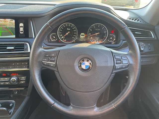 ＢＭＷ ７４０ｉ 740i 三重県 2015(平27)年 10.5万km アルピンホワイトⅢ 登録時104969km/サンルーフ/黒レザーシート/禁煙車/メーカーオプションナビ/・フルセグ・Ｂｌｕｅｔｏｏｔｈ・CD/DVD・AUX・USB・AM/FM/全席シートヒーター/前席ベンチレーション/前席メモリー機能付きパワーシート/パーキングアシスト/レーダークルーズコントロール/BSM/前後コーナーセンサー/レーンキープアシスト/バックカメラ/サイドカメラ/LEDヘッドライト
