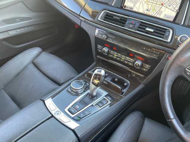 ＢＭＷ ７４０ｉ 740i 三重県 2015(平27)年 10.5万km アルピンホワイトⅢ 登録時104969km/サンルーフ/黒レザーシート/禁煙車/メーカーオプションナビ/・フルセグ・Ｂｌｕｅｔｏｏｔｈ・CD/DVD・AUX・USB・AM/FM/全席シートヒーター/前席ベンチレーション/前席メモリー機能付きパワーシート/パーキングアシスト/レーダークルーズコントロール/BSM/前後コーナーセンサー/レーンキープアシスト/バックカメラ/サイドカメラ/LEDヘッドライト