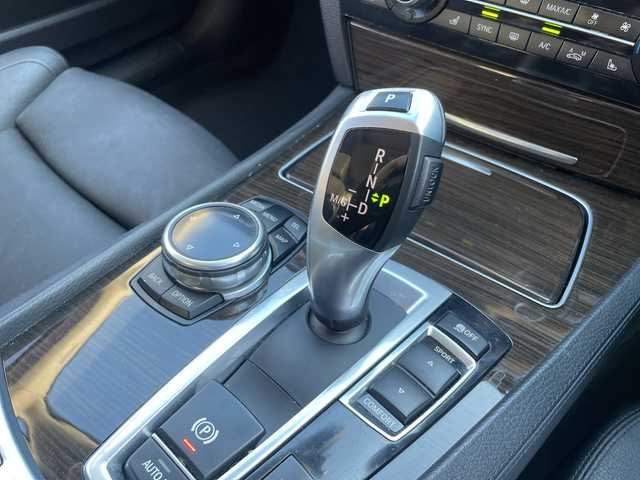 ＢＭＷ ７４０ｉ 740i 三重県 2015(平27)年 10.5万km アルピンホワイトⅢ 登録時104969km/サンルーフ/黒レザーシート/禁煙車/メーカーオプションナビ/・フルセグ・Ｂｌｕｅｔｏｏｔｈ・CD/DVD・AUX・USB・AM/FM/全席シートヒーター/前席ベンチレーション/前席メモリー機能付きパワーシート/パーキングアシスト/レーダークルーズコントロール/BSM/前後コーナーセンサー/レーンキープアシスト/バックカメラ/サイドカメラ/LEDヘッドライト