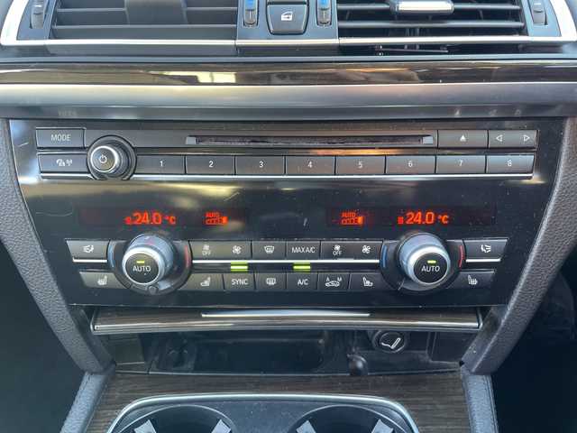 ＢＭＷ ７４０ｉ 740i 三重県 2015(平27)年 10.5万km アルピンホワイトⅢ 登録時104969km/サンルーフ/黒レザーシート/禁煙車/メーカーオプションナビ/・フルセグ・Ｂｌｕｅｔｏｏｔｈ・CD/DVD・AUX・USB・AM/FM/全席シートヒーター/前席ベンチレーション/前席メモリー機能付きパワーシート/パーキングアシスト/レーダークルーズコントロール/BSM/前後コーナーセンサー/レーンキープアシスト/バックカメラ/サイドカメラ/LEDヘッドライト