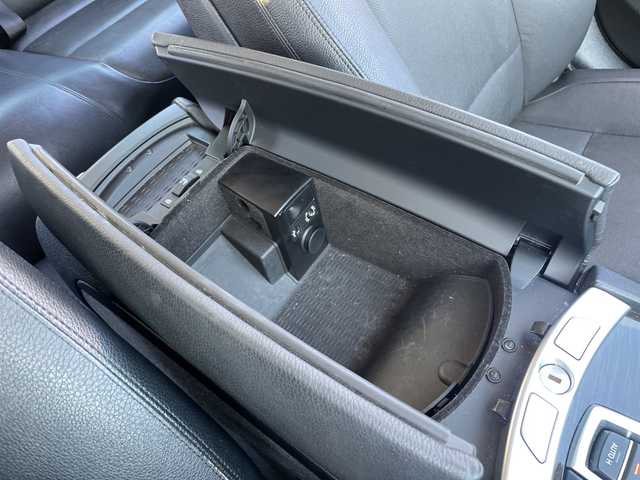 ＢＭＷ ７４０ｉ 740i 三重県 2015(平27)年 10.5万km アルピンホワイトⅢ 登録時104969km/サンルーフ/黒レザーシート/禁煙車/メーカーオプションナビ/・フルセグ・Ｂｌｕｅｔｏｏｔｈ・CD/DVD・AUX・USB・AM/FM/全席シートヒーター/前席ベンチレーション/前席メモリー機能付きパワーシート/パーキングアシスト/レーダークルーズコントロール/BSM/前後コーナーセンサー/レーンキープアシスト/バックカメラ/サイドカメラ/LEDヘッドライト