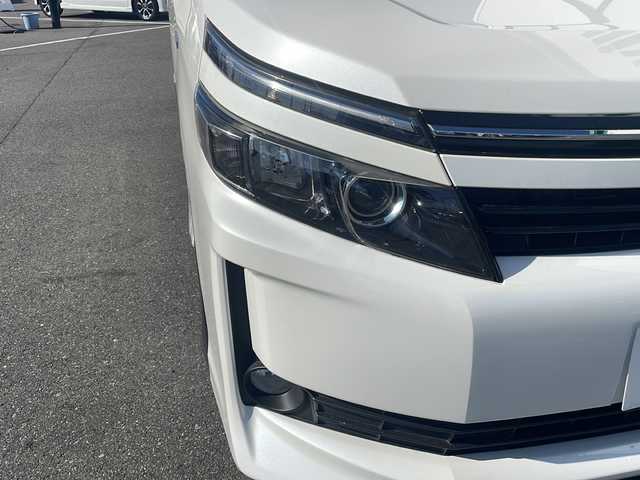 トヨタ ヴォクシー ハイブリッド V 茨城県 2015(平27)年 8.5万km ホワイトパールクリスタルシャイン 社外SDナビ(Bluetooth/バックカメラ/フルセグTV/CD/DVD)/ETC/LEDオートライト/シートヒーター/USB入力端子/スマートキー/両側パワースライドドア/3列シート/純正フロアマット/冷房WAC/15インチ純正アルミホイール