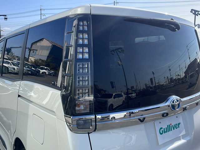 トヨタ ヴォクシー ハイブリッド V 茨城県 2015(平27)年 8.5万km ホワイトパールクリスタルシャイン 社外SDナビ(Bluetooth/バックカメラ/フルセグTV/CD/DVD)/ETC/LEDオートライト/シートヒーター/USB入力端子/スマートキー/両側パワースライドドア/3列シート/純正フロアマット/冷房WAC/15インチ純正アルミホイール