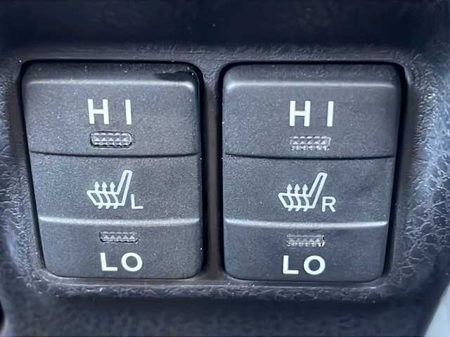 トヨタ ヴォクシー ハイブリッド V 茨城県 2015(平27)年 8.5万km ホワイトパールクリスタルシャイン 社外SDナビ(Bluetooth/バックカメラ/フルセグTV/CD/DVD)/ETC/LEDオートライト/シートヒーター/USB入力端子/スマートキー/両側パワースライドドア/3列シート/純正フロアマット/冷房WAC/15インチ純正アルミホイール