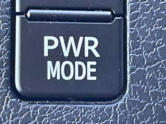 トヨタ ヴォクシー ハイブリッド V 茨城県 2015(平27)年 8.5万km ホワイトパールクリスタルシャイン 社外SDナビ(Bluetooth/バックカメラ/フルセグTV/CD/DVD)/ETC/LEDオートライト/シートヒーター/USB入力端子/スマートキー/両側パワースライドドア/3列シート/純正フロアマット/冷房WAC/15インチ純正アルミホイール