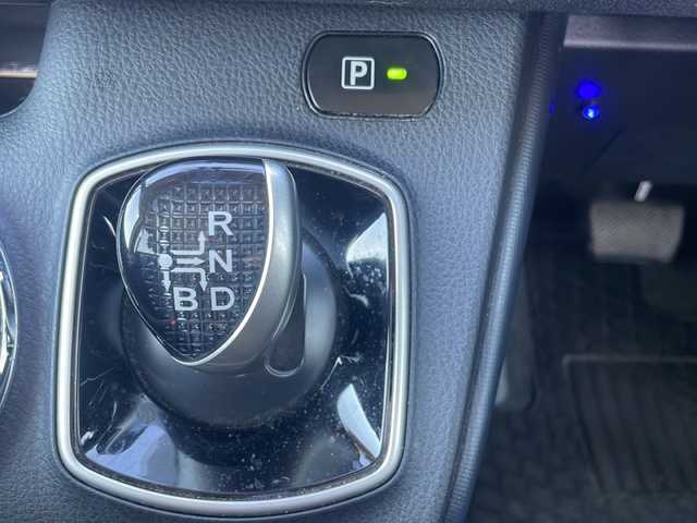 トヨタ ヴォクシー ハイブリッド V 茨城県 2015(平27)年 8.5万km ホワイトパールクリスタルシャイン 社外SDナビ(Bluetooth/バックカメラ/フルセグTV/CD/DVD)/ETC/LEDオートライト/シートヒーター/USB入力端子/スマートキー/両側パワースライドドア/3列シート/純正フロアマット/冷房WAC/15インチ純正アルミホイール