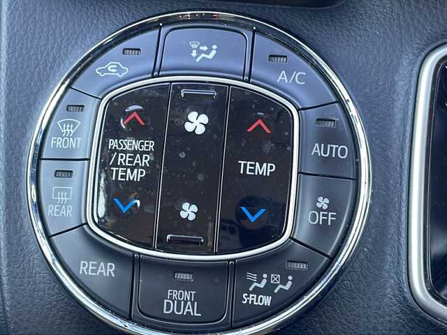 トヨタ ヴォクシー ハイブリッド V 茨城県 2015(平27)年 8.5万km ホワイトパールクリスタルシャイン 社外SDナビ(Bluetooth/バックカメラ/フルセグTV/CD/DVD)/ETC/LEDオートライト/シートヒーター/USB入力端子/スマートキー/両側パワースライドドア/3列シート/純正フロアマット/冷房WAC/15インチ純正アルミホイール