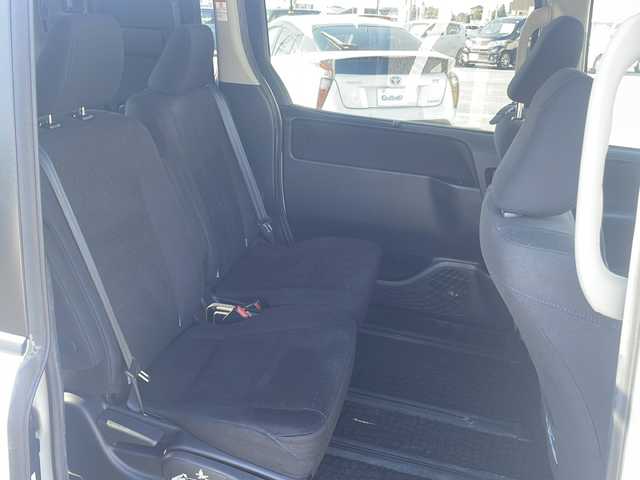 トヨタ ヴォクシー ハイブリッド V 茨城県 2015(平27)年 8.5万km ホワイトパールクリスタルシャイン 社外SDナビ(Bluetooth/バックカメラ/フルセグTV/CD/DVD)/ETC/LEDオートライト/シートヒーター/USB入力端子/スマートキー/両側パワースライドドア/3列シート/純正フロアマット/冷房WAC/15インチ純正アルミホイール