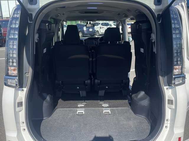 トヨタ ヴォクシー ハイブリッド V 茨城県 2015(平27)年 8.5万km ホワイトパールクリスタルシャイン 社外SDナビ(Bluetooth/バックカメラ/フルセグTV/CD/DVD)/ETC/LEDオートライト/シートヒーター/USB入力端子/スマートキー/両側パワースライドドア/3列シート/純正フロアマット/冷房WAC/15インチ純正アルミホイール