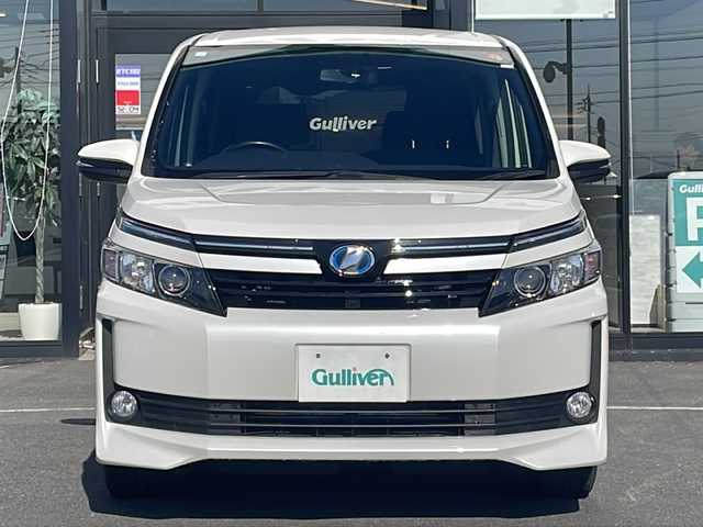 トヨタ ヴォクシー ハイブリッド V 茨城県 2015(平27)年 8.5万km ホワイトパールクリスタルシャイン 社外SDナビ(Bluetooth/バックカメラ/フルセグTV/CD/DVD)/ETC/LEDオートライト/シートヒーター/USB入力端子/スマートキー/両側パワースライドドア/3列シート/純正フロアマット/冷房WAC/15インチ純正アルミホイール