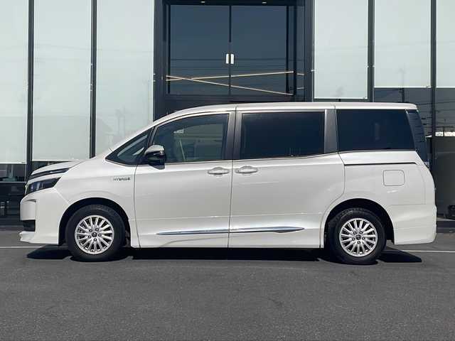 トヨタ ヴォクシー ハイブリッド V 茨城県 2015(平27)年 8.5万km ホワイトパールクリスタルシャイン 社外SDナビ(Bluetooth/バックカメラ/フルセグTV/CD/DVD)/ETC/LEDオートライト/シートヒーター/USB入力端子/スマートキー/両側パワースライドドア/3列シート/純正フロアマット/冷房WAC/15インチ純正アルミホイール