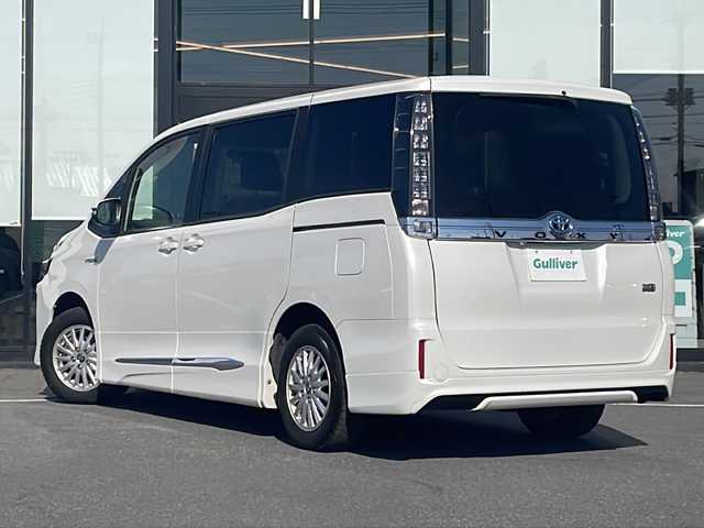 トヨタ ヴォクシー ハイブリッド V 茨城県 2015(平27)年 8.5万km ホワイトパールクリスタルシャイン 社外SDナビ(Bluetooth/バックカメラ/フルセグTV/CD/DVD)/ETC/LEDオートライト/シートヒーター/USB入力端子/スマートキー/両側パワースライドドア/3列シート/純正フロアマット/冷房WAC/15インチ純正アルミホイール
