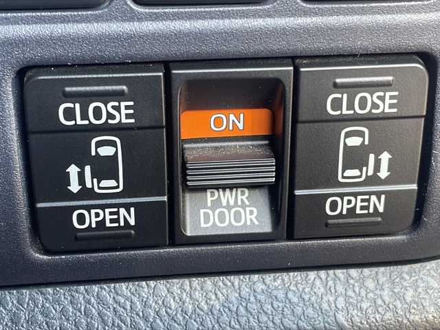 トヨタ ヴォクシー ハイブリッド V 茨城県 2015(平27)年 8.5万km ホワイトパールクリスタルシャイン 社外SDナビ(Bluetooth/バックカメラ/フルセグTV/CD/DVD)/ETC/LEDオートライト/シートヒーター/USB入力端子/スマートキー/両側パワースライドドア/3列シート/純正フロアマット/冷房WAC/15インチ純正アルミホイール