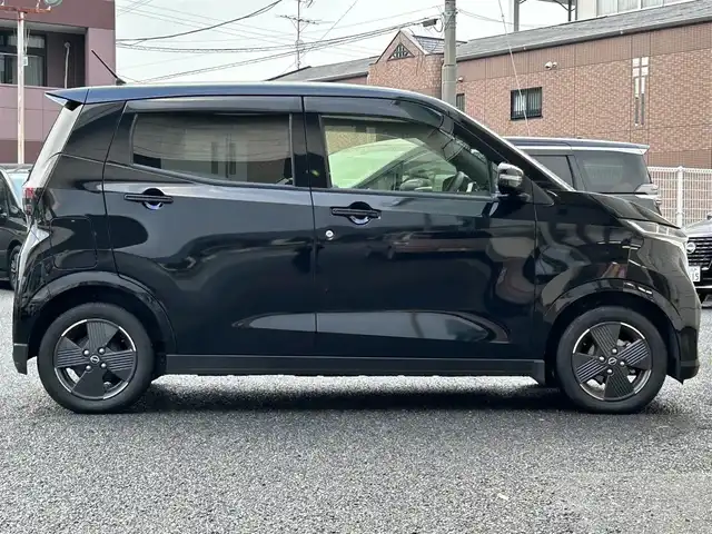 日産 サクラ X 福岡県 2022(令4)年 1.3万km ブラック ワンオーナー車/KENWOOD 9インチナビ【MDF-M910HDF】/（FM/AM/CD/DVD/Bluetooth/フルセグＴＶ）/運転支援/・車線逸脱警報/・踏み間違い衝突防止/・先行車発進お知らせ/・速度/道路標識表示/・フロント/リヤソナー/・ふらつき警報/横滑り防止/オートライト/ハイビームアシスト/純正14インチアルミホイール/コムテック前後ドライブレコーダー【ZDR035】/ビルトインＥＴＣ/e-Pedal Step/ドライブモードセレクター/純正フロアマット/純正ドアバイザー/電動パーキングブレーキ/プッシュスタート/充電ケーブル/スペアキー×1/アクセサリーソケット/ISOFIX/保証書/取扱説明書