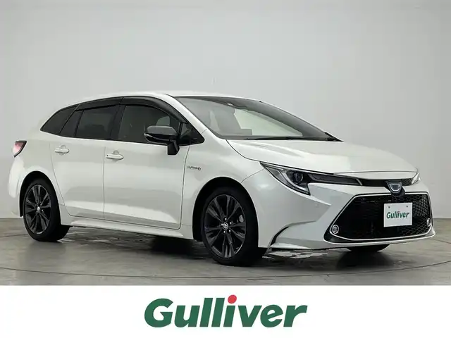 トヨタ カローラツーリング ハイブリッド ダブルバイビー 滋賀県 2019(令1)年 3.2万km ホワイトパールクリスタルシャイン 禁煙車/純正ディスプレイオーディオ/（Miracast/Bluetooth/フルセグTV）/バックカメラ/前方ドライブレコーダー/ビルトインETC/レーントレーシングアシスト/プリクラッシュセーフティー/クリアランスソナー/パーキングサポートブレーキ/ロードサインアシスト/革巻きステアリング/レーダークルーズコントロール/ステアリングリモコン/LEDヘッドライト/フォグランプ/オートヘッドライト/オートマチックハイビーム/ハーフレザーシート/シートリフター/電動パーキングブレーキ/オートホールドブレーキ/純正アルミホイール