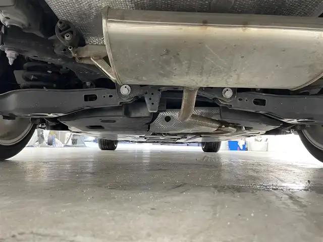 トヨタ カローラツーリング ハイブリッド ダブルバイビー 滋賀県 2019(令1)年 3.2万km ホワイトパールクリスタルシャイン 禁煙車/純正ディスプレイオーディオ/（Miracast/Bluetooth/フルセグTV）/バックカメラ/前方ドライブレコーダー/ビルトインETC/レーントレーシングアシスト/プリクラッシュセーフティー/クリアランスソナー/パーキングサポートブレーキ/ロードサインアシスト/革巻きステアリング/レーダークルーズコントロール/ステアリングリモコン/LEDヘッドライト/フォグランプ/オートヘッドライト/オートマチックハイビーム/ハーフレザーシート/シートリフター/電動パーキングブレーキ/オートホールドブレーキ/純正アルミホイール