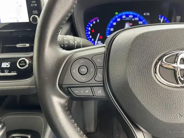 トヨタ カローラツーリング ハイブリッド ダブルバイビー 滋賀県 2019(令1)年 3.2万km ホワイトパールクリスタルシャイン 禁煙車/純正ディスプレイオーディオ/（Miracast/Bluetooth/フルセグTV）/バックカメラ/前方ドライブレコーダー/ビルトインETC/レーントレーシングアシスト/プリクラッシュセーフティー/クリアランスソナー/パーキングサポートブレーキ/ロードサインアシスト/革巻きステアリング/レーダークルーズコントロール/ステアリングリモコン/LEDヘッドライト/フォグランプ/オートヘッドライト/オートマチックハイビーム/ハーフレザーシート/シートリフター/電動パーキングブレーキ/オートホールドブレーキ/純正アルミホイール