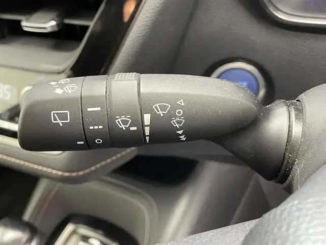 トヨタ カローラツーリング ハイブリッド ダブルバイビー 滋賀県 2019(令1)年 3.2万km ホワイトパールクリスタルシャイン 禁煙車/純正ディスプレイオーディオ/（Miracast/Bluetooth/フルセグTV）/バックカメラ/前方ドライブレコーダー/ビルトインETC/レーントレーシングアシスト/プリクラッシュセーフティー/クリアランスソナー/パーキングサポートブレーキ/ロードサインアシスト/革巻きステアリング/レーダークルーズコントロール/ステアリングリモコン/LEDヘッドライト/フォグランプ/オートヘッドライト/オートマチックハイビーム/ハーフレザーシート/シートリフター/電動パーキングブレーキ/オートホールドブレーキ/純正アルミホイール