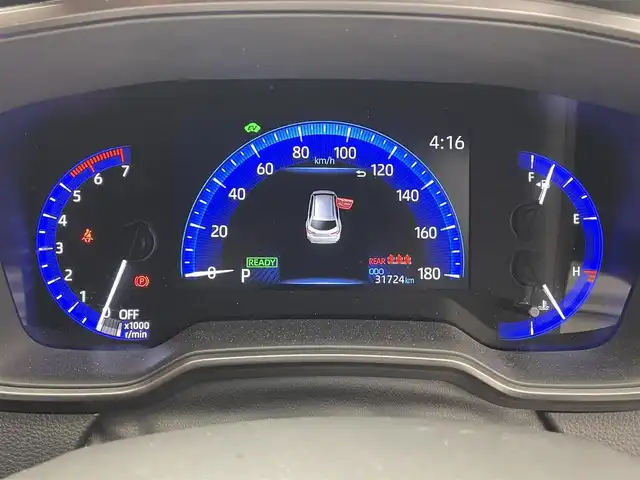 トヨタ カローラツーリング ハイブリッド ダブルバイビー 滋賀県 2019(令1)年 3.2万km ホワイトパールクリスタルシャイン 禁煙車/純正ディスプレイオーディオ/（Miracast/Bluetooth/フルセグTV）/バックカメラ/前方ドライブレコーダー/ビルトインETC/レーントレーシングアシスト/プリクラッシュセーフティー/クリアランスソナー/パーキングサポートブレーキ/ロードサインアシスト/革巻きステアリング/レーダークルーズコントロール/ステアリングリモコン/LEDヘッドライト/フォグランプ/オートヘッドライト/オートマチックハイビーム/ハーフレザーシート/シートリフター/電動パーキングブレーキ/オートホールドブレーキ/純正アルミホイール