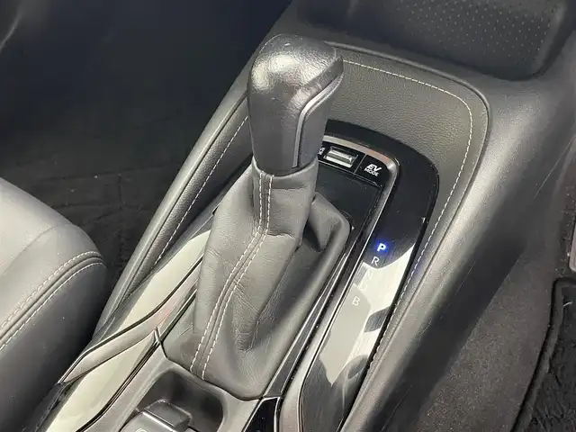 トヨタ カローラツーリング ハイブリッド ダブルバイビー 滋賀県 2019(令1)年 3.2万km ホワイトパールクリスタルシャイン 禁煙車/純正ディスプレイオーディオ/（Miracast/Bluetooth/フルセグTV）/バックカメラ/前方ドライブレコーダー/ビルトインETC/レーントレーシングアシスト/プリクラッシュセーフティー/クリアランスソナー/パーキングサポートブレーキ/ロードサインアシスト/革巻きステアリング/レーダークルーズコントロール/ステアリングリモコン/LEDヘッドライト/フォグランプ/オートヘッドライト/オートマチックハイビーム/ハーフレザーシート/シートリフター/電動パーキングブレーキ/オートホールドブレーキ/純正アルミホイール