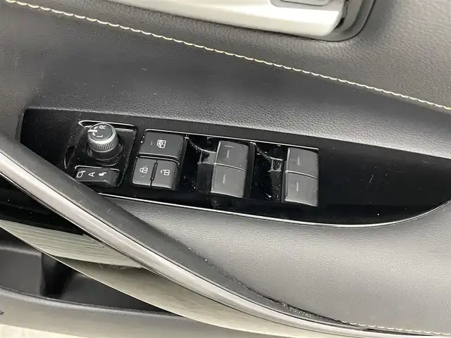 トヨタ カローラツーリング ハイブリッド ダブルバイビー 滋賀県 2019(令1)年 3.2万km ホワイトパールクリスタルシャイン 禁煙車/純正ディスプレイオーディオ/（Miracast/Bluetooth/フルセグTV）/バックカメラ/前方ドライブレコーダー/ビルトインETC/レーントレーシングアシスト/プリクラッシュセーフティー/クリアランスソナー/パーキングサポートブレーキ/ロードサインアシスト/革巻きステアリング/レーダークルーズコントロール/ステアリングリモコン/LEDヘッドライト/フォグランプ/オートヘッドライト/オートマチックハイビーム/ハーフレザーシート/シートリフター/電動パーキングブレーキ/オートホールドブレーキ/純正アルミホイール