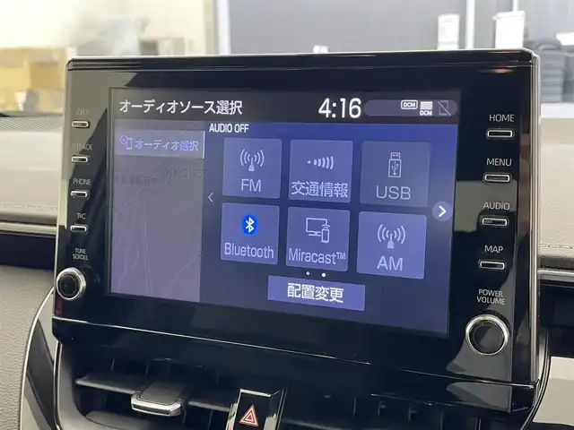 トヨタ カローラツーリング ハイブリッド ダブルバイビー 滋賀県 2019(令1)年 3.2万km ホワイトパールクリスタルシャイン 禁煙車/純正ディスプレイオーディオ/（Miracast/Bluetooth/フルセグTV）/バックカメラ/前方ドライブレコーダー/ビルトインETC/レーントレーシングアシスト/プリクラッシュセーフティー/クリアランスソナー/パーキングサポートブレーキ/ロードサインアシスト/革巻きステアリング/レーダークルーズコントロール/ステアリングリモコン/LEDヘッドライト/フォグランプ/オートヘッドライト/オートマチックハイビーム/ハーフレザーシート/シートリフター/電動パーキングブレーキ/オートホールドブレーキ/純正アルミホイール