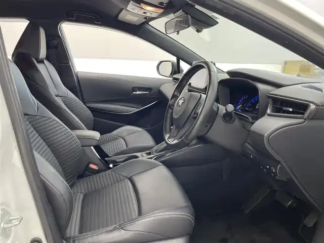 トヨタ カローラツーリング ハイブリッド ダブルバイビー 滋賀県 2019(令1)年 3.2万km ホワイトパールクリスタルシャイン 禁煙車/純正ディスプレイオーディオ/（Miracast/Bluetooth/フルセグTV）/バックカメラ/前方ドライブレコーダー/ビルトインETC/レーントレーシングアシスト/プリクラッシュセーフティー/クリアランスソナー/パーキングサポートブレーキ/ロードサインアシスト/革巻きステアリング/レーダークルーズコントロール/ステアリングリモコン/LEDヘッドライト/フォグランプ/オートヘッドライト/オートマチックハイビーム/ハーフレザーシート/シートリフター/電動パーキングブレーキ/オートホールドブレーキ/純正アルミホイール