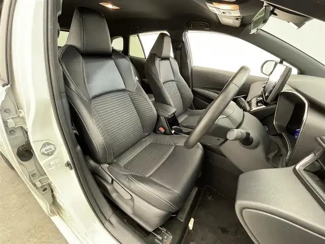 トヨタ カローラツーリング ハイブリッド ダブルバイビー 滋賀県 2019(令1)年 3.2万km ホワイトパールクリスタルシャイン 禁煙車/純正ディスプレイオーディオ/（Miracast/Bluetooth/フルセグTV）/バックカメラ/前方ドライブレコーダー/ビルトインETC/レーントレーシングアシスト/プリクラッシュセーフティー/クリアランスソナー/パーキングサポートブレーキ/ロードサインアシスト/革巻きステアリング/レーダークルーズコントロール/ステアリングリモコン/LEDヘッドライト/フォグランプ/オートヘッドライト/オートマチックハイビーム/ハーフレザーシート/シートリフター/電動パーキングブレーキ/オートホールドブレーキ/純正アルミホイール
