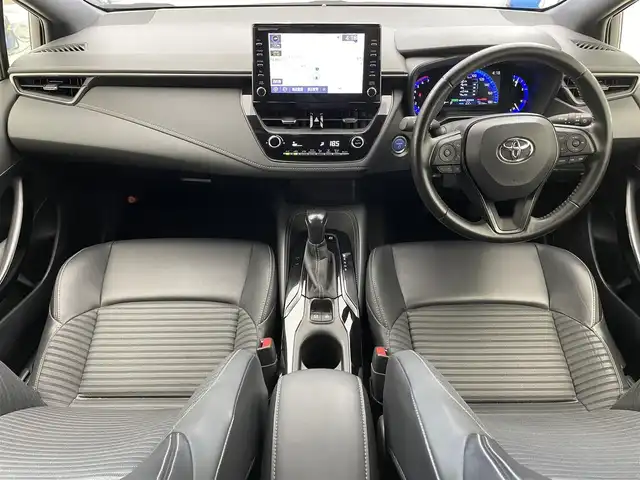 トヨタ カローラツーリング ハイブリッド ダブルバイビー 滋賀県 2019(令1)年 3.2万km ホワイトパールクリスタルシャイン 禁煙車/純正ディスプレイオーディオ/（Miracast/Bluetooth/フルセグTV）/バックカメラ/前方ドライブレコーダー/ビルトインETC/レーントレーシングアシスト/プリクラッシュセーフティー/クリアランスソナー/パーキングサポートブレーキ/ロードサインアシスト/革巻きステアリング/レーダークルーズコントロール/ステアリングリモコン/LEDヘッドライト/フォグランプ/オートヘッドライト/オートマチックハイビーム/ハーフレザーシート/シートリフター/電動パーキングブレーキ/オートホールドブレーキ/純正アルミホイール