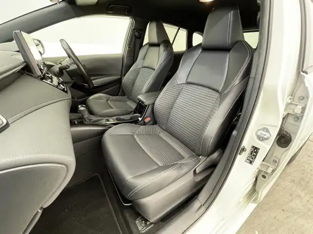 トヨタ カローラツーリング ハイブリッド ダブルバイビー 滋賀県 2019(令1)年 3.2万km ホワイトパールクリスタルシャイン 禁煙車/純正ディスプレイオーディオ/（Miracast/Bluetooth/フルセグTV）/バックカメラ/前方ドライブレコーダー/ビルトインETC/レーントレーシングアシスト/プリクラッシュセーフティー/クリアランスソナー/パーキングサポートブレーキ/ロードサインアシスト/革巻きステアリング/レーダークルーズコントロール/ステアリングリモコン/LEDヘッドライト/フォグランプ/オートヘッドライト/オートマチックハイビーム/ハーフレザーシート/シートリフター/電動パーキングブレーキ/オートホールドブレーキ/純正アルミホイール