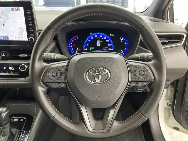 トヨタ カローラツーリング ハイブリッド ダブルバイビー 滋賀県 2019(令1)年 3.2万km ホワイトパールクリスタルシャイン 禁煙車/純正ディスプレイオーディオ/（Miracast/Bluetooth/フルセグTV）/バックカメラ/前方ドライブレコーダー/ビルトインETC/レーントレーシングアシスト/プリクラッシュセーフティー/クリアランスソナー/パーキングサポートブレーキ/ロードサインアシスト/革巻きステアリング/レーダークルーズコントロール/ステアリングリモコン/LEDヘッドライト/フォグランプ/オートヘッドライト/オートマチックハイビーム/ハーフレザーシート/シートリフター/電動パーキングブレーキ/オートホールドブレーキ/純正アルミホイール