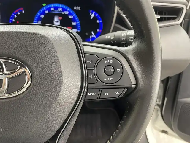 トヨタ カローラツーリング ハイブリッド ダブルバイビー 滋賀県 2019(令1)年 3.2万km ホワイトパールクリスタルシャイン 禁煙車/純正ディスプレイオーディオ/（Miracast/Bluetooth/フルセグTV）/バックカメラ/前方ドライブレコーダー/ビルトインETC/レーントレーシングアシスト/プリクラッシュセーフティー/クリアランスソナー/パーキングサポートブレーキ/ロードサインアシスト/革巻きステアリング/レーダークルーズコントロール/ステアリングリモコン/LEDヘッドライト/フォグランプ/オートヘッドライト/オートマチックハイビーム/ハーフレザーシート/シートリフター/電動パーキングブレーキ/オートホールドブレーキ/純正アルミホイール