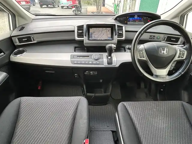 ホンダ フリード ハイブリット ジャストセレクション+ 福岡県 2014(平26)年 7万km ホワイトオーキッドパール ・純正ナビ/（バックカメラ/DVD再生/・ETC/・クルーズコントロール/・両側パワースライドドア/・ウォークスルー/・キセノンヘッドライト/・純正フロアマット/・アルミホイール/・CDチェンジャー/・スマートキー