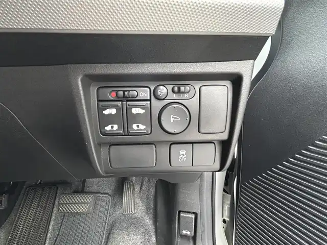 ホンダ フリード ハイブリット ジャストセレクション+ 福岡県 2014(平26)年 7万km ホワイトオーキッドパール ・純正ナビ/（バックカメラ/DVD再生/・ETC/・クルーズコントロール/・両側パワースライドドア/・ウォークスルー/・キセノンヘッドライト/・純正フロアマット/・アルミホイール/・CDチェンジャー/・スマートキー