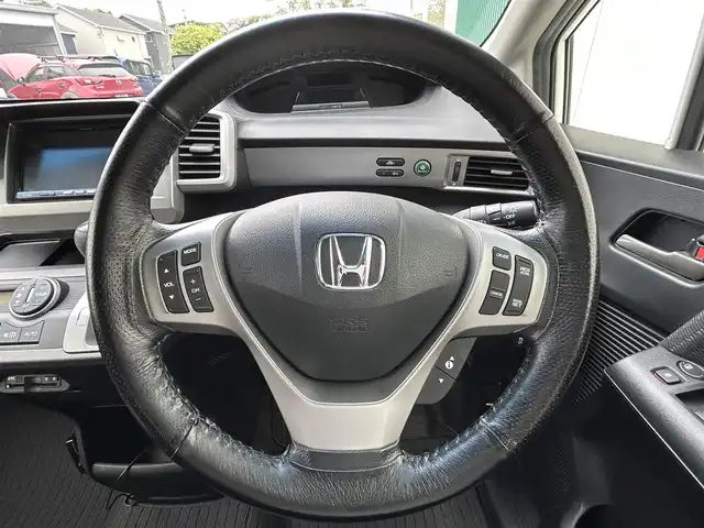ホンダ フリード ハイブリット ジャストセレクション+ 福岡県 2014(平26)年 7万km ホワイトオーキッドパール ・純正ナビ/（バックカメラ/DVD再生/・ETC/・クルーズコントロール/・両側パワースライドドア/・ウォークスルー/・キセノンヘッドライト/・純正フロアマット/・アルミホイール/・CDチェンジャー/・スマートキー