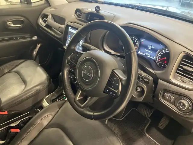 クライスラー・ジープ ジープ レネゲード リミテッド 熊本県 2019(平31)年 7.3万km 黒 ・スマートキー/・プッシュスタート/・自動緊急ブレーキ/・レーンセンス/・パークセンス/・ブラインドスポットモニター/・アダプティブヘッドライト/・クルーズコントロール/・黒革シート/・前席パワーシート/・前席シートヒーター/・ハンドルヒーター/・純正メモリナビ/【Bluetooth・USB・AUX】/・フルセグTV/・バックカメラ/・タイヤ空気圧センサー/・ETC/・LEDヘッドランプ/・LEDフォグランプ/・オートワイパー