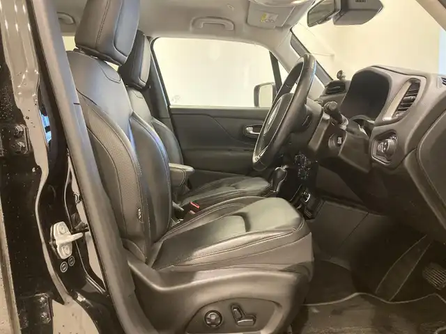 クライスラー・ジープ ジープ レネゲード リミテッド 熊本県 2019(平31)年 7.3万km 黒 ・スマートキー/・プッシュスタート/・自動緊急ブレーキ/・レーンセンス/・パークセンス/・ブラインドスポットモニター/・アダプティブヘッドライト/・クルーズコントロール/・黒革シート/・前席パワーシート/・前席シートヒーター/・ハンドルヒーター/・純正メモリナビ/【Bluetooth・USB・AUX】/・フルセグTV/・バックカメラ/・タイヤ空気圧センサー/・ETC/・LEDヘッドランプ/・LEDフォグランプ/・オートワイパー