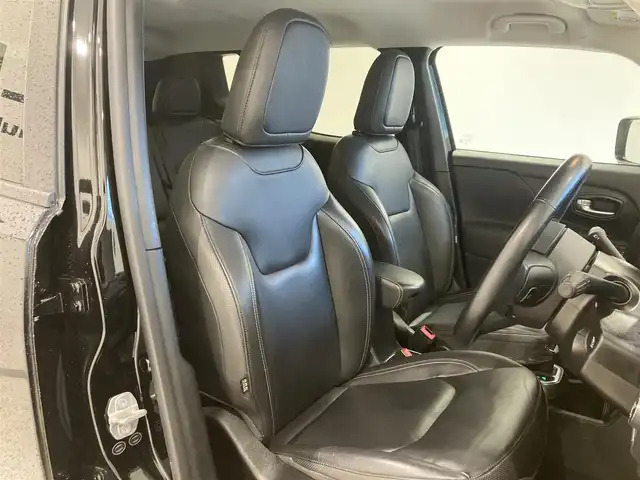クライスラー・ジープ ジープ レネゲード リミテッド 熊本県 2019(平31)年 7.3万km 黒 ・スマートキー/・プッシュスタート/・自動緊急ブレーキ/・レーンセンス/・パークセンス/・ブラインドスポットモニター/・アダプティブヘッドライト/・クルーズコントロール/・黒革シート/・前席パワーシート/・前席シートヒーター/・ハンドルヒーター/・純正メモリナビ/【Bluetooth・USB・AUX】/・フルセグTV/・バックカメラ/・タイヤ空気圧センサー/・ETC/・LEDヘッドランプ/・LEDフォグランプ/・オートワイパー